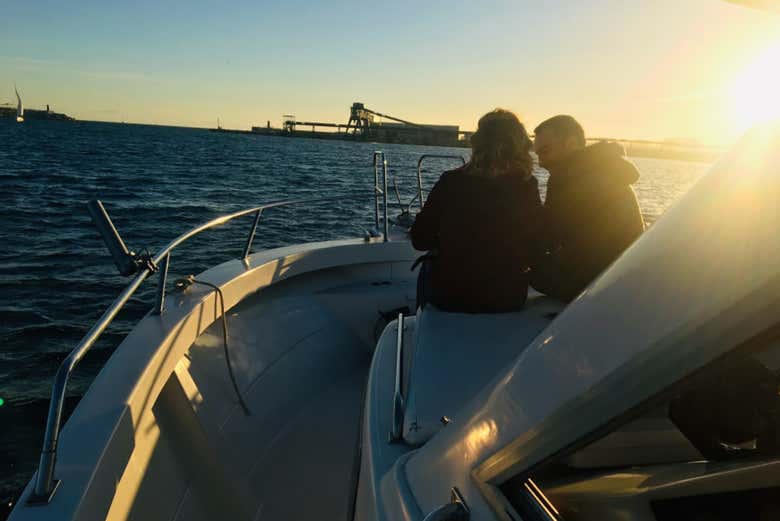 Paseando en barco al atardecer