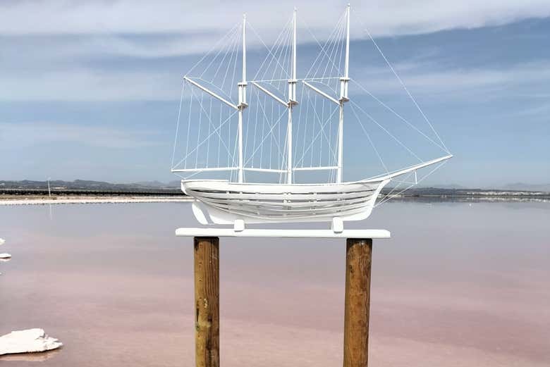 Una barca nelle saline di Torrevieja