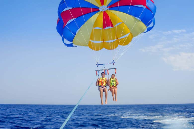 Disfrutando de la actividad de parasailing