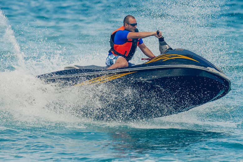 Pilotando um jet ski no Mediterrâneo