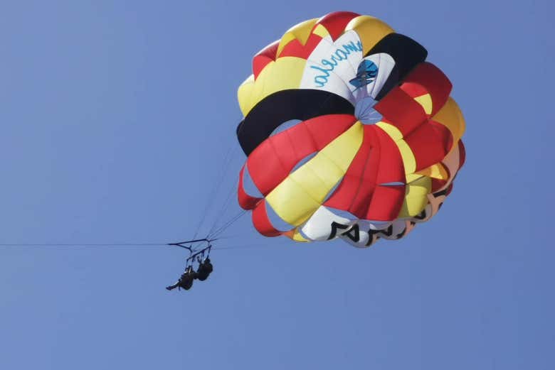 Praticando parasailing a Torrevieja