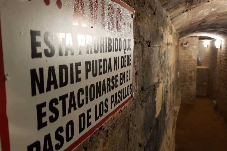 Cartaz no refúgio antiaéreo de Tortosa