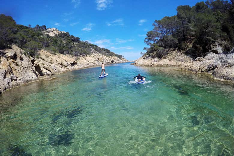 Con el paddle surf en las cristalinas aguas de Tossa de Mar