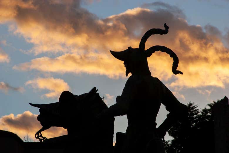La silhouette de la statue de Francisco Pizarro
