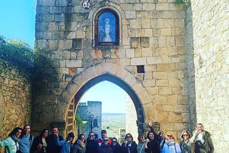 Grupo de turistas conociendo el Trujillo medieval