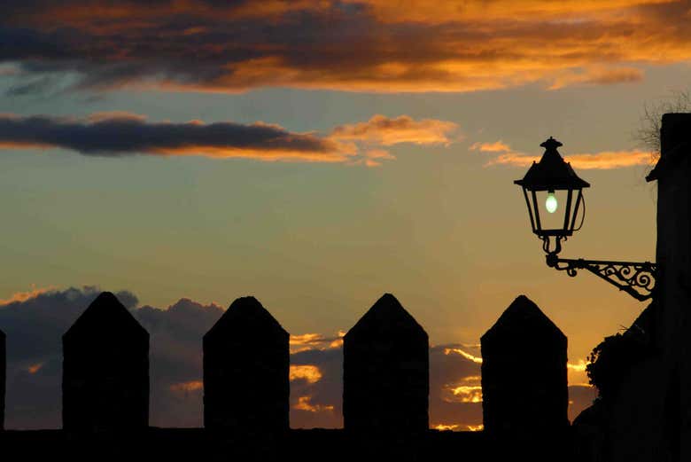 La ronda de las almenas de Trujillo al atardecer