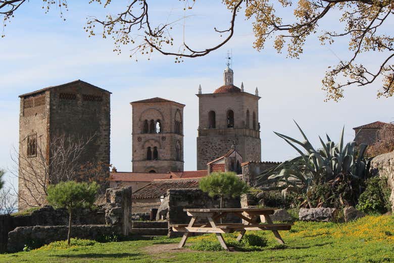 O campanário de Santa María la Mayor junto aos palacetes