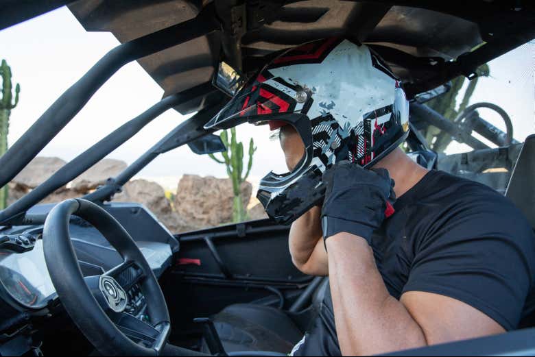 Poniéndonos el casco para conducir el buggy