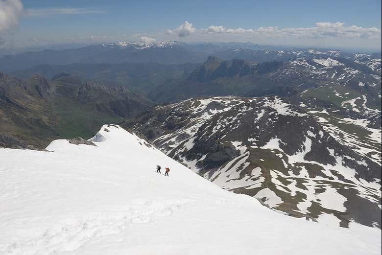 Vista aérea das montanhas nevadas