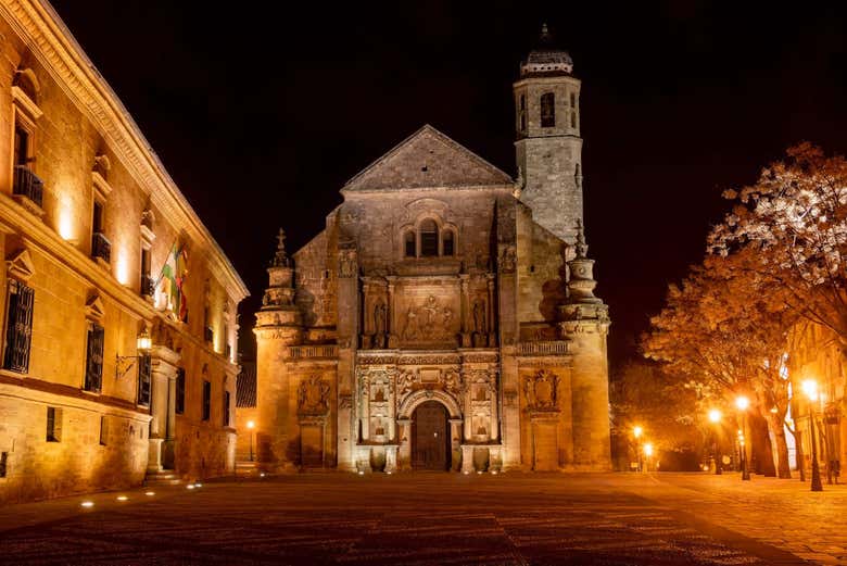Coucher de soleil sur la chapelle sacrée du Sauveur à Úbeda