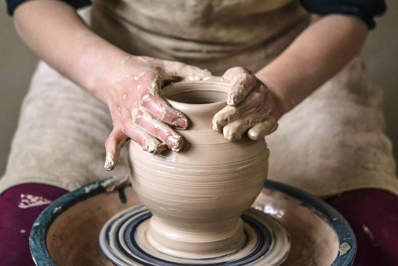 Disfrutando del taller de cerámica