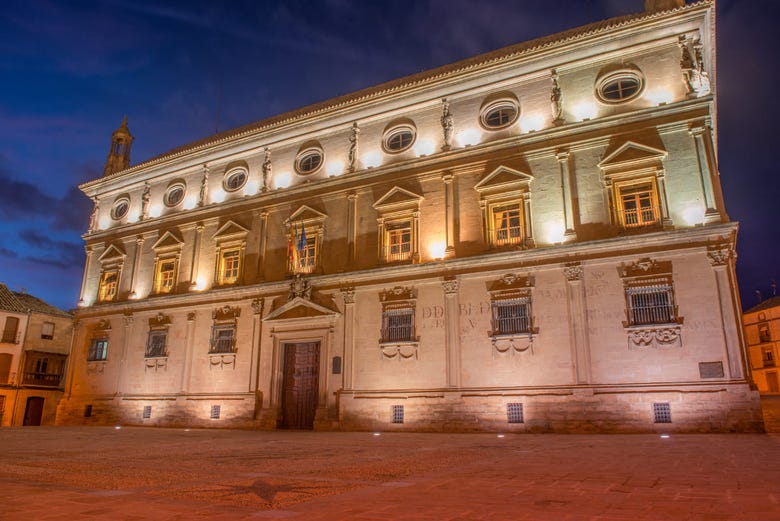 Admirando el palacio Juan Vázquez de Molina por la noche