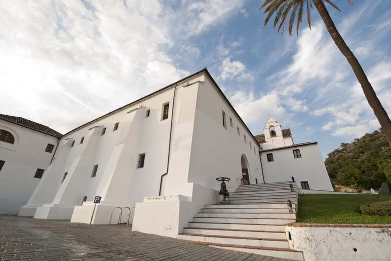 Contemplando el exterior del convento de los Capuchinos 