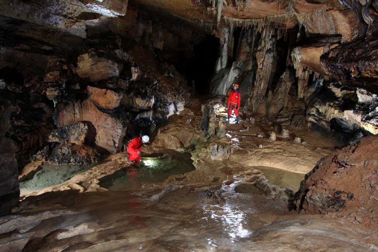 Explorando a gruta La Galiana