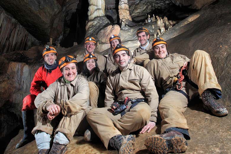 Foto de grupo en la cueva