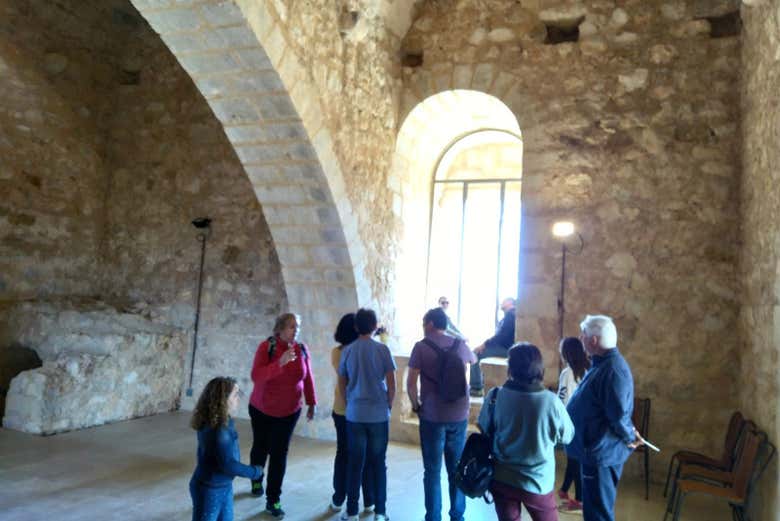Un gruppo visita gli interni del castello e ascolta la guida