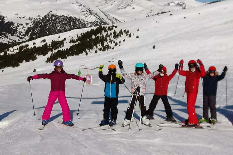 Foto de grupo disfrutando de un día soleado de esquí