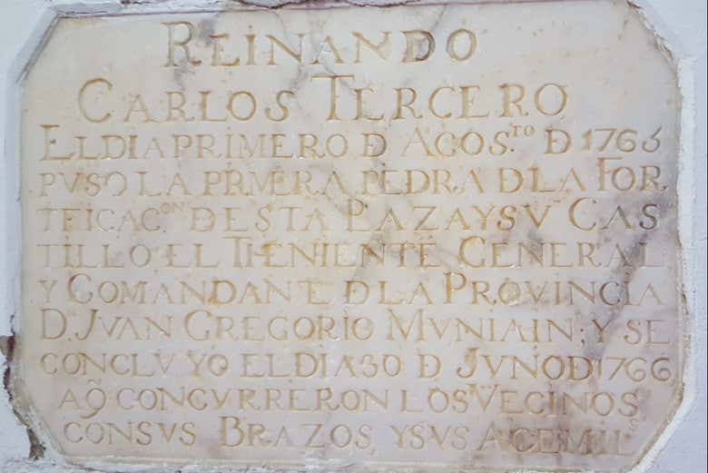 Placa en la entrada de la fortaleza