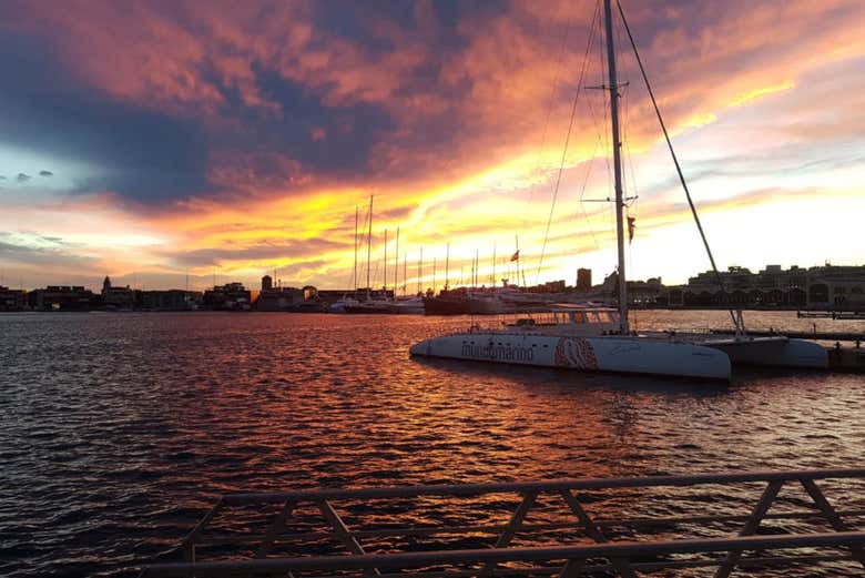 Catamarán fondeado al atardecer en Valencia