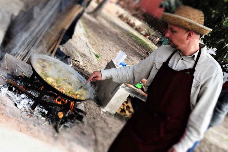 Cocinando una sabrosa paella valenciana 