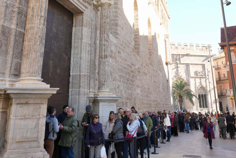 Cola de acceso a la iglesia de los Santos Juanes