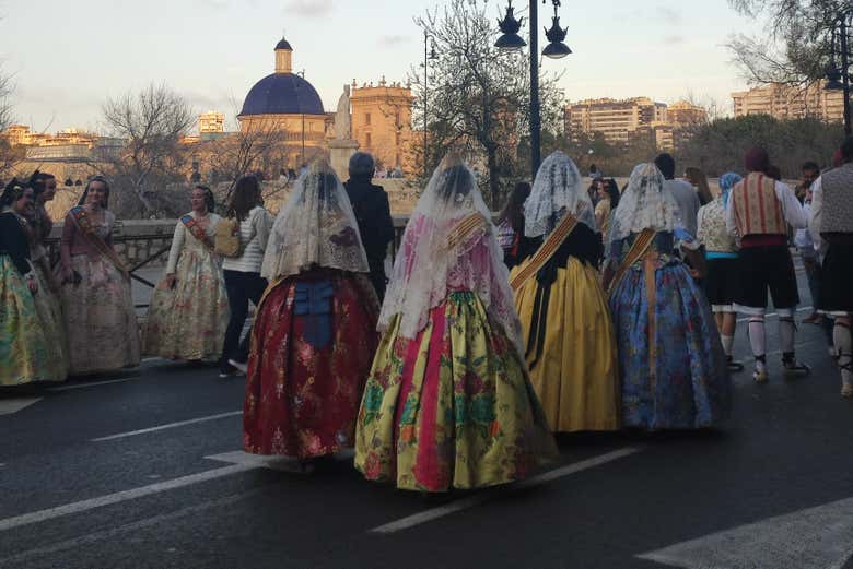 Falleras en el centro de Valencia