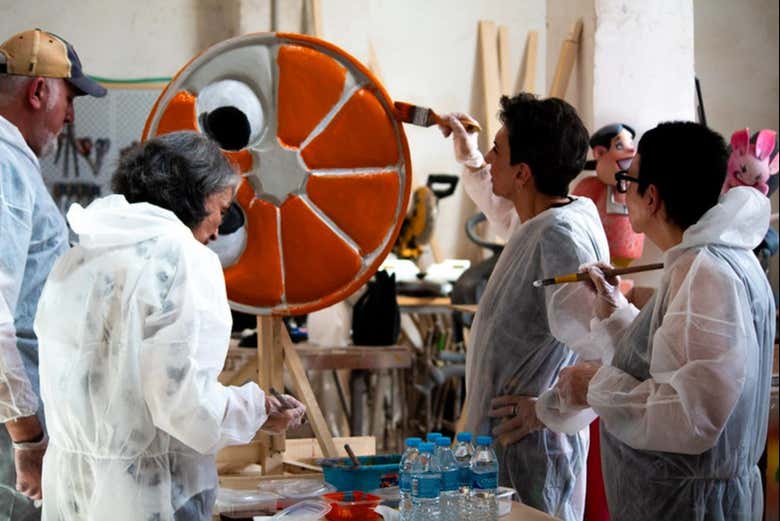 Disfrutando del taller fallero en Valencia