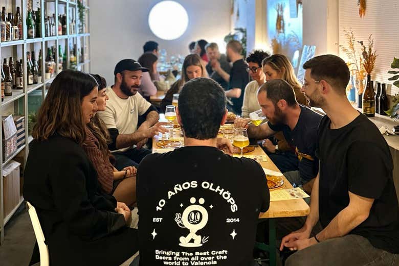 Catando la cerveza en el barrio de Ruzafa