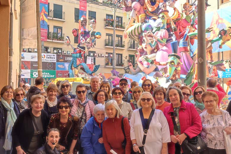 Turistas disfrutando del tour fallero