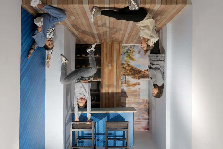 Caminad por el techo en una divertida habitación invertida