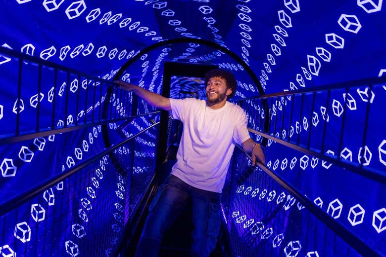 Atreveos a cruzar el mareante y luminoso Túnel Vortex