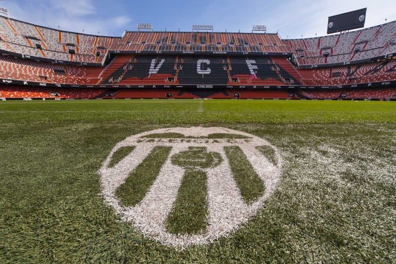 Escudo del Valencia sobre el césped de Mestalla