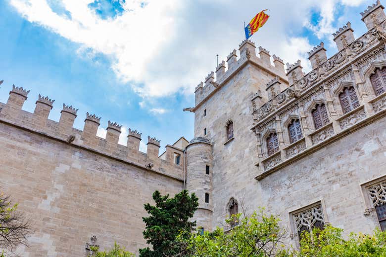 La bandera valenciana ondeando en la Lonja de la Seda