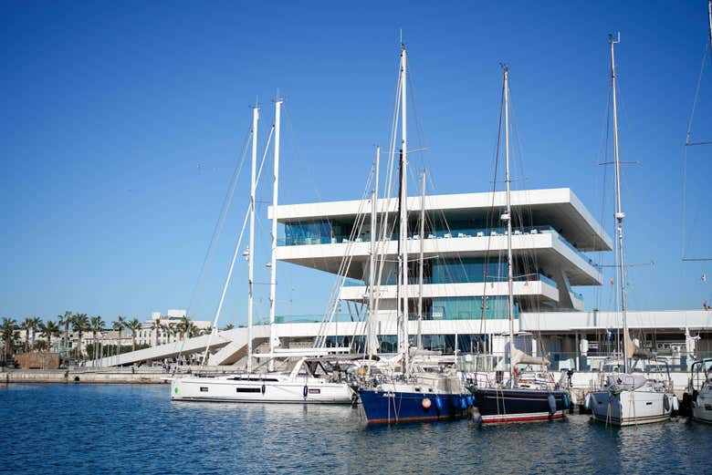 Barco no porto em Valência