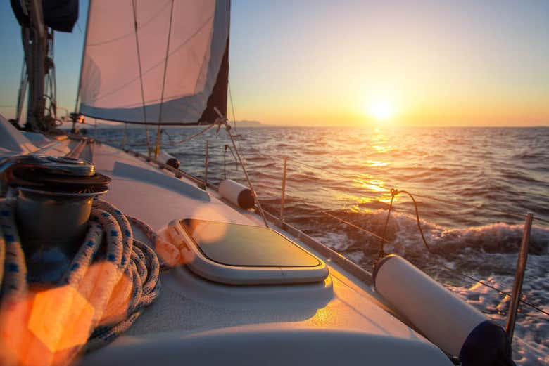 Navegando al atardecer por la costa de Valencia