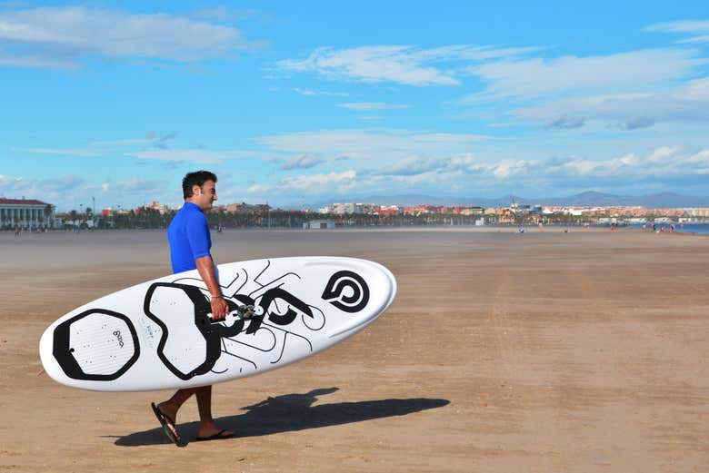 Paddle surf en la playa de La Malvarrosa
