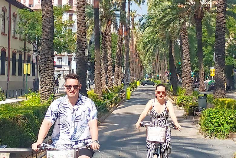 Photo de couple à vélo