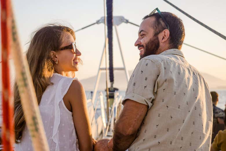 Una pareja disfrutando de la travesía