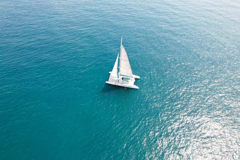 Vue aérienne du catamaran naviguant à Valence
