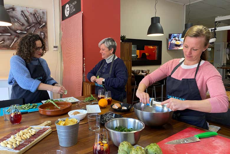 Cortando los ingredientes de la paella