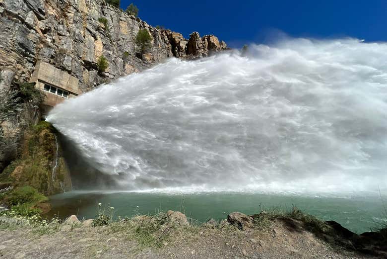 Chorro del embalse de Arenoso