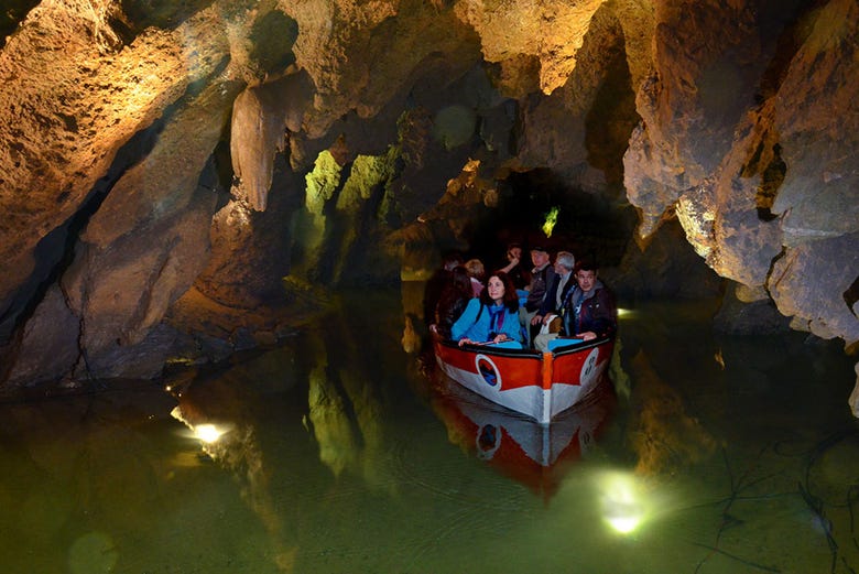 Parcourir les grottes en bateau