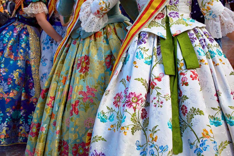 Detalle de trajes de falleras