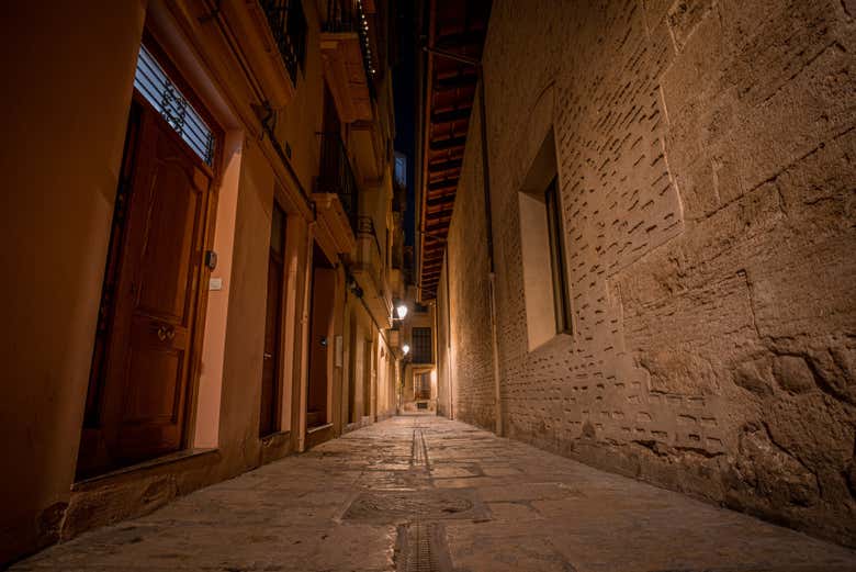Calle vacía al caer la noche en Valencia