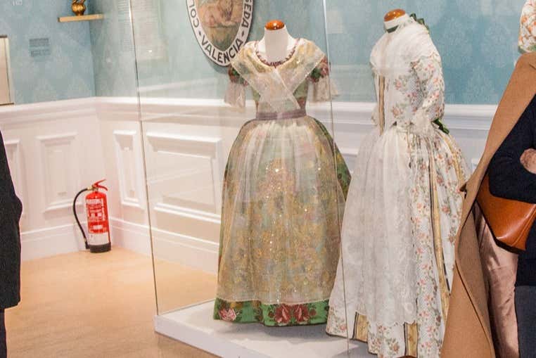 Vestidos típicos elaborados con seda