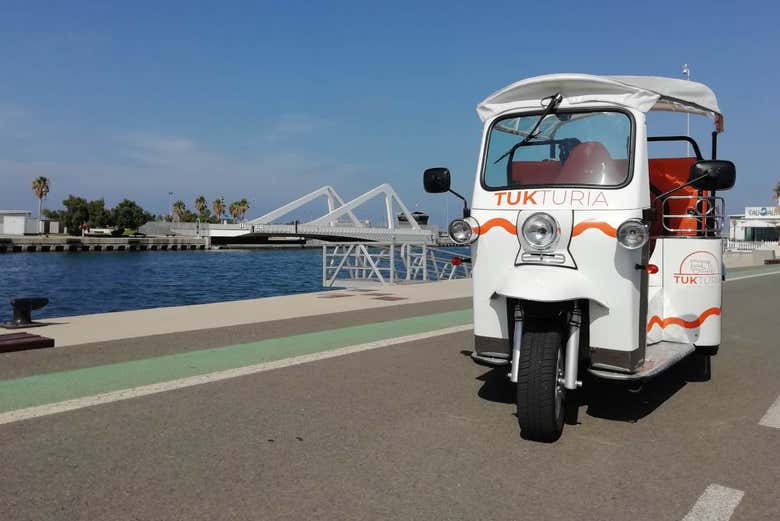Tuk tuk junto à Marina Real Juan Carlos I