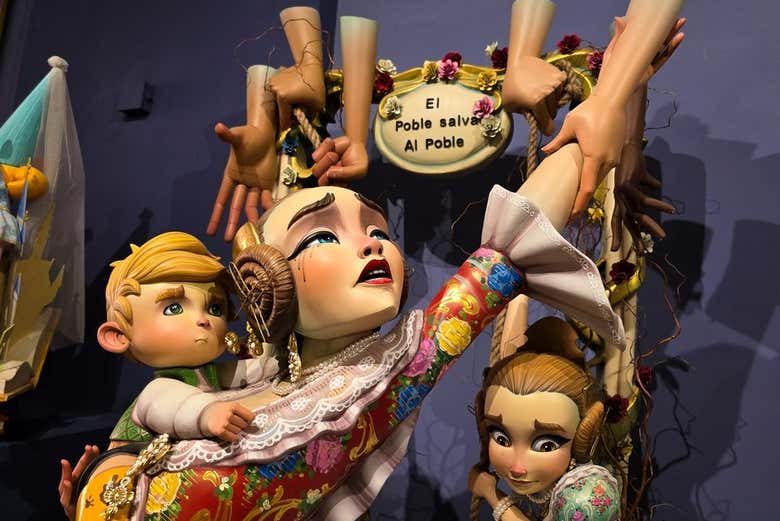 Monumento fallero de varios ninots dedicado a la Dana valenciana