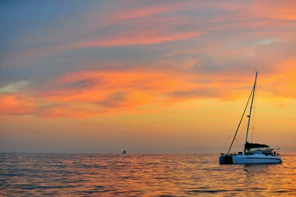 Paseo en catamarán al atardecer