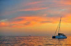 Paseo en catamarán al atardecer