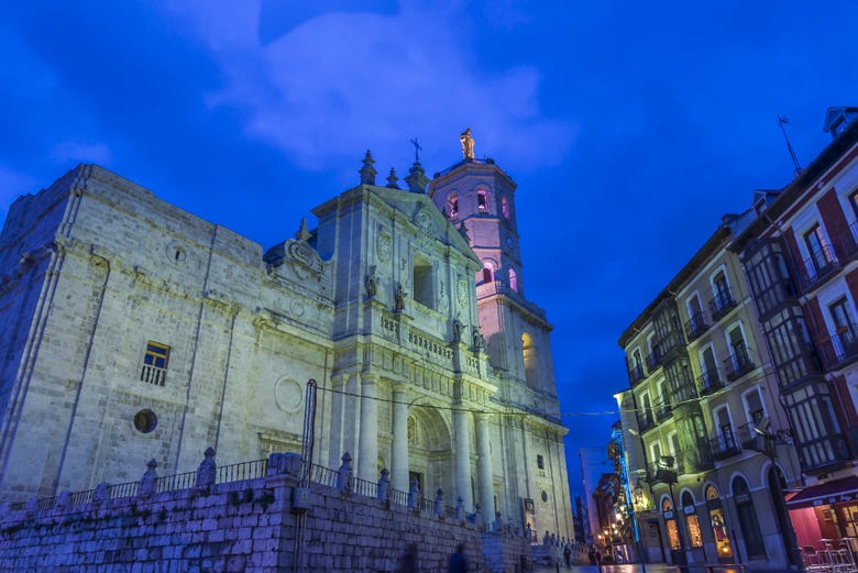 Catedral de Valladolid iluminada 